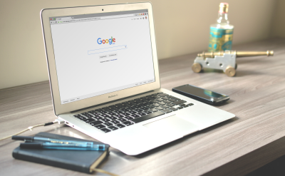 Notebook mit Google, SEO und Online Marketing