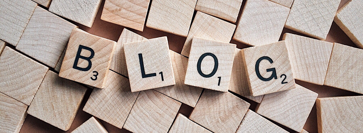 Holzklötze mit Aufschrift BLOG