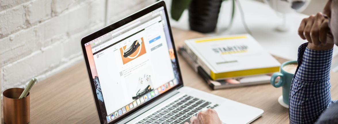 Mann mit karriertem Hemd programmiert seine neue Website